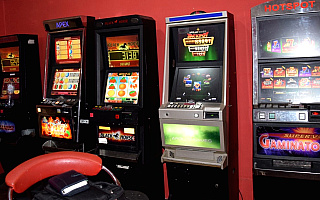 Kolejne uderzenie w punkty z hazardem. Nielegalne automaty zlikwidowano w kilku miastach regionu